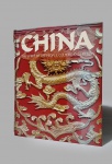 Livro. Biblioteca José Roberto Teixeira Leite. CHINA. THE SPIRIT OF THE PEOPLE, CULTURE AND HISTORY, de Gill Davies. Londres, Parregon, 2008, 240 págs., 35 x 43 cm. Encadernado. Belíssimo livro, profusamente ilustrado, da famosa escritora britânica Gill Davies, enfocando a China sob todos os seus aspectos. Obs.: indesejável abaulado no centro, superior.