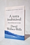 Livro. Biblioteca José Roberto Teixeira Leite.A TERRA INABITÁVEL / UMA HISTÓRIA DO FUTURO, de David Wallace-Wells. São Paulo: Companhia das Letras, 2019. 21 x 14 cm, 374 págs. Em bom estado. Calor letal, fome, inundações, incêndios, piora da qualidade do ar, desertificação, morte dos oceanos, colapso econômico... eis alguns  sinais inequívocos de que  o aquecimento global se agrava, e o fim está mais próximo do que se imagina.