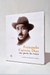 Livro. Biblioteca José Roberto Teixeira Leite. FERNANDO CORREIA DIAS / UM POETA DO TRAÇO, de Oswaldo Macedo de Souza. Rio de Janeiro: Editora Bate, 2013. 35,5 x 29,8 cm. 264 págs. Sobrecapa, encadernado. Em bom estado. Monografia, fartamente ilustrada, dedicada à vida, obra e arte de Correia Dias, extraordinário caricaturista, desenhista, designer e pintor português falecido em 1935 aos 42 anos, dos quais os últimos 20 passados no Rio de Janeiro.