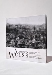 Livro. Biblioteca José Roberto Teixeira Leite. AUGUSTO WEISS. FOTOGRAFIAS DE 1890-1970. Estudio Foto Progresso. Prefácio de Boris Kossoy. Curadoria de Orlando Azevedo. Curitiba: Editora Voar, 2017. 220 páginas. Em perfeito estado de conservação. Monografia dedicada a Augusto Weiss (1865-1950), nascido na Austria e radicado em 1890 no Paraná, onde faleceu. Fotógrafo, dedicou-se de preferência a documentar, em técnica requintada, o modus vivendi de colonos, ervateiros e tropeiros.