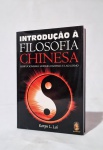 Livro. Biblioteca José Roberto Teixeira Leite. INTRODUÇÃO Á FILOSOFIA CHINESA, de Karyn L. Lai. São Paulo, Madras Editora, 2009. 336 págs, 22,8 x 16 cm. Em perfeito estado. Quem imagina que Filosofia é privilégio dos gregos deve ler esta história do pensamento filosófico chinês desde tempos pré-socráticos, que analisa, em texto  acessível, as quatro grandes escolas: Confucionismo, Moismo, Daismo e Legalismo.