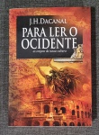 Livro. Biblioteca José Roberto Teixeira Leite. PARA LER O OCIDENTE / AS ORIGENS DE NOSSA CULTURA, de J. H. Dacanal. Porto Alegre, Edições BesouroBox, 2013. 608 págs., 23 x 16 cm. Em perfeito estado. José Hildebrando Dacanal (n.1943), por 25 anos erudito professor de literatura na Universidade Federal do Rio Grande do Sul, é o autor deste livro, único em seu gênero publicado no Brasil, e nele estuda as fontes grega, judaica e latina de nossa cultura, tal como detectadas em obras fundamentais de autores como Homero, Esquilo, Tucídides, Platão, Aristóteles, Plutarco, o Gênesis, Isaías, Jeremias, o Eclesiastes, Plauto, Cícero, Virgílio, Ovídio, Tito Lívio, Sêneca, Lucrécio, Santo Agostinho, Boécio Um tesouro para quem ama a leitura.