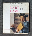Livro. Biblioteca José Roberto Teixeira Leite. L´ART ET L´AME, de René Huyghe. Paris, Flammarion, 1960. Encadernado, sobrecapa (desgastada), 524 páginas, ilustrado, 23 x 19 cm. Miolo em bom estado. Uma das obras mais importantes do célebre René Huyghe (1906-1997 - historiador e filósofo da arte, professor de Psicologia da Arte, conservador de pinturas do Museu do Louvre após 1931 e pelas próximas décadas e membro da Académie Française)-  que nela explica ser a arte uma forma especial de linguagem  a linguagem da alma.