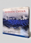 Livro. Biblioteca José Roberto Teixeira Leite. HIDDEN CHINA. ON THE TRAIL OF OLD TRADITIONS, de Alessandra Meniconzi. Textos de Bertram Job. H. F. Ulmann, 2008. 288 págs., 30 x 30 cm. Alessandra Meniconzi é uma afamada fotógrafa suíça conhecida por livros nos quais procura fixar povos ancestrais em risco de extinção e  lugares de difícil acesso, ainda em estado virgem da natureza. A China que nos apresenta é desconhecida até pela imensa maioria de chineses.