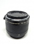 Nikon Teleconverter TC-201 com tampas. Em perfeito estado de conservação e funcionamento, mas sem garantias futuras. Coleção Carlos Frederico Cardoso, Rio de Janeiro/RJ.