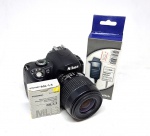 Nikon D40 com lente Nikkor 35-80mm 1 :4-5.6. Acompanham carregador e bateria originais, controle remoto Yongnuo ML-L3 e remote switch RS5005. Na caixa original. Coleção Carlos Frederico Cardoso, Rio de Janeiro/RJ.