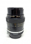 Nikon. Lente Micro-Nikkor 55 mm 1:3.5. Em perfeito estado de funcionamento e conservação. Acompanha estojo em couro. Coleção Carlos Frederico Cardoso, Rio de Janeiro/RJ.