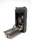 Kodak, Estados Unidos, 1920 C. Camera de fole 3A Autographic com lente Kodak Anastigmat 170mm. Em bom estado de conservação, dada a idade. Obs.: evitamos abrir o fole e colocar a câmera em sua posição habitual de trabalho. Coleção Carlos Frederico Cardoso, Rio de Janeiro/RJ.