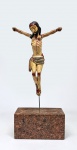 Cristo crucificado esculpido em madeira policromada montado em base de granito. Altura do Cristo = 18 cm. Altura total = 28 cm. Peso = 1160 g. Em ótimo estado de conservação