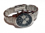 Fashion Luxo Coleção, Esportivo Relógio Retrô Cronógrafo da Kienzle Mod 1822, 6 Ponteiros, Quartz, em Aço medindo 42mm de diâmetro, Vidro Cristal. Calendário posição entre 4 e 5hs. Coroa Esmaltada em Azul. Fundo em Aço de rosca. Máquina Original Japan funcionando. Pulseira Original tamanho gigante, com fecho de segurança. Proteções adesivas de fábrica no vidro e no fundo. Estojo original. Semi novo. Muito tempo guardado.