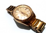 Fashion Luxo Coleção, Lindo Relógio Retrô, social da Fossil US Patent, Todo Folheado em Ouro Rosé, Mostrador Madre Pérola, Quartz. Medindo 29mm de diâmetro. Vidro Cristal. Segundeiro Central. Cifras Douradas em Relevo. Calendário. Fundo em Aço de Rosca Assinado. Bateria nova em agosto de 2026. Pulseira Original com regulagem para pulsos finos. 