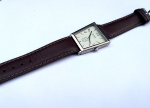 Fashion Luxo Coleção, Relógio Hugo Boss Retrô, Vidro Cristal, Geométrico medindo 33 x 35mm. Segundeiro Central. (Mostrador com desenho de Registrador Auxiliar, combo para 2 tipos de segundeiros). Algarismos Assimétricos. Fundo em aço de pressão. Máquina original Japan. Pulseira em Couro Nova. 