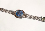 Vintage Fashion Coleção, Relógio Seiko Azul Bicolor, Quadrado, Automático, 1970/ 80`s, Medindo 35mm, Segundeiro Central. Calendário Duplo, Fundo em Aço de Rosca Série 7006. Máquina Original parada. Precisa colocar revisão em dia. Pulseira em Aço antiga de época com fecho deslizante para várias medidas da Casio Japan.