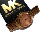Fashion Luxo Coleção, Esportivo Relógio da Michael Kors Cronógrafo, Todo Folheado em Ouro Rosé, medindo 40mm de diâmetro, 6 Ponteiros, Mostrador Salmão, Vidro Cristal, Calendário. Coroa original assinada. Fundo em Aço de rosca. Máquina quartz funcionando. Pulseira Original. Estojo Original