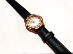 Fashion Luxo Coleção, Relógio Bulova Luxe, Quartz, Dourado com Mostrador Perolizado, Cifras em Cristais, Vidro Cristal, Segundeiro Central. Coroa Assinada. Fundo em Aço de Pressão Assinado. Máquina Quartz movimento Japan. Pulseira nova em couro