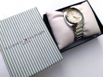 Fashion Luxo Coleção, Relógio Esporte Social Tommy Hilfiger Quartz, Caixa em Aço, medindo 37mm. Vidro Cristal. Mostrador Perolizado, Cifras Polidas em relevo. Segundeiro Central. Fundo em Aço de Pressão. Pulseira Original com regulagem para pulsos finos. Estojo Original