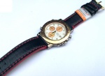 Vintage Fashion Luxo, Coleção, Esportivo Relógio Seiko Cronógrafo 7T32 Quartz, Alarm, 7 Ponteiros. Medindo 41mm de diâmetro. 4 Botões + Coroa. Vidro Cristal. Bezel Dourado com Escala Taquimétrica. Mostrador Claro com Submostradores Salmão/ Rosé. Cifras Douradas Polidas em Relevo. Fundo em Aço de Rosca. Funcionando. Pulseira Nova em Couro Pespontada.