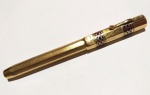 Vintage Luxo Coleção, Caneta Tinteiro Optimat 1930`s Octagonal Ricamente Folheada em ouro, Patern de losangos Cloisonné, Pena Ouro 14K, Tampa de Rosca, Bombinha por alavanca, medindo 13cm. Sem revisão recente. 