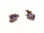 Vintage Fashion Luxo Jóias, Bonito Par de Brincos em Prata de Lei com Ametistas, Lapidadas em Gotas, Cravadas em moldura geométrica, faixa central com aplique de ouro, medindo 1,6cm