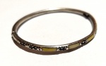 Vintage Luxo Jóias, Bonita Pulseira estilo Escrava, em Prata de Lei, com Placagens Bege Marfim e Arabescos vazados nas bordas, medindo 6,5cm de diâmetro. Fecho Baioneta com Trava. Peso total 7,27gr