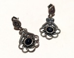 Vintage Luxo Jóias, Par de Brincos Pendentes, com Ônix, estilo Boho, em Prata de Lei, detalhes filigranados, medindo 3,2cm. Peso total 4,62gr