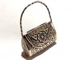Vintage Luxo Jóias, Miniatura Bolsa Porta Jóias/ Comprimidos, em Prata de Lei, com Florais em relevo, tampa de pressão, medindo 5,5 x 4cm. Peso total 16,63gr
