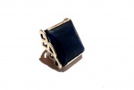 Vintage Fashion Luxo Jóias, Anelão Celta em Prata de Lei, com Gema Azul Escuro Profundo, lapidação quadrada, Bordas com desenhos de nós celtas vazados, medindo 22 x 25mm, Aro 18. Peso total 13,96gr