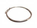 Vintage Fashion Luxo Jóias, Delicada Pulseira Algema em Prata de Lei, com Cristais Safiras cravejados, medindo 6cm de diâmetro. Peso total 5,90gr