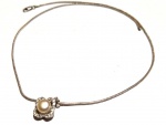 Vintage Fashion Luxo Jóias, Clássico Colar/ Gargantilha em Prata de Lei 925 Italy, design Serpente, com Pingente Pérola cravejado de Cristais, representando uma flor, medindo 46cm. Fecho Lagosta. Peso total 8gr