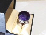 Vintage Luxo Jóias, Anelão em Prata de Lei com Ametista Cabochão, Aro 19 largo com Arabescos Vazados, medindo 30 x 26mm. Peso total 16,9gr