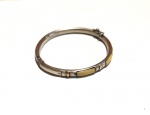 Vintage Luxo Jóias, Bracelete Algema em Prata de Lei com Placagens Bege Marfim e 3 apliques filetados em ouro, medindo 6,4cm. Fecho Baioneta com Trava de Segurança e Botão de pressionar para destravar abertura. Peso total 12,73gr