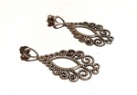 Vintage Fashion Luxo Jóias, Par de Brincos Pendentes, Filigranados, em Prata de Lei, Formato Gota, medindo 4,5cm. Peso total 5,72gr
