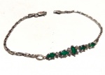 Vintage Fashion Luxo Jóias, Pulseira em Prata de Lei, com Cristais Verdes Lapidados formato Gotas, Fecho Lagosta, medindo 19,5cm. Peso total 4,60gr