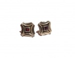 Vintage Fashion Luxo Jóias, Par de Brincos Geométricos em Prata de Lei 925, com Granadas Lapidadas, medindo 13 x 13mm. Peso total 5,73gr
