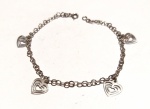 Fashion Luxo Jóias, Pulseira com Corações Estilizados, em Prata de Lei 925, medindo 18,5cm. Peso total 2,28gr