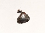 Vintage Luxo Jóias, Pingente Concha Marinha em Prata de lei, medindo 1,9cm sem contar a argola. Peso total 4,88gr