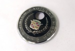 Vintage Antigomobilismo, Coleção, Decoração, Emblema Acabamento Redondo da Cadillac Motor Division, em Acrílico, vazado, medindo 9,7cm de diâmetro.