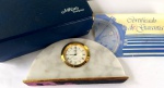 Vintage Fashion Luxo Coleção, Decoração, Relógio GM Chevrolet Quartz, de mesa, em mármore, medindo 12,5cm com estojo e certificado M Korn Joalheiros