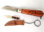 Vintage Coleção, Decoração, Canivete Pica Fumo em aço carbono e cabo Celulóide, 1960/ 70`s, medindo 18cm aberto, e medindo 10,2cm fechado. Acompanha Chaveiro Souvenir miniatura de punhal gaúcho com cabo de chifre e bainha em couro, lembrança de Porto Alegre - RS.