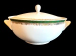BRENNAND. Sopeira em porcelana nacional esmaltada na cor branca, decorada com faixa verde e rica ornamentação em ouro, composta por frisos e motivos fitomorfos. Manufatura marcada no verso. Medidas: 15 x 28 x 23,5 cm.