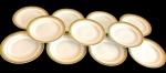 BRENNAND. Onze pratos para sobrmesa em porcelana nacional esmaltada na cor branca, decorada com faixa verde e rica ornamentação em ouro, composta por frisos e motivos fitomorfos. Manufatura marcada no verso, medidas: 19 cm.