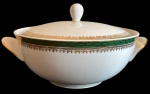 BRENNAND. Terrina em porcelana nacional esmaltada na cor branca, decorada com faixa verde e rica ornamentação em ouro, composta por frisos e motivos fitomorfos. Manufatura marcada no verso. Medidas: 13 x 25,5 x 21,5 cm. Apresenta fio de cabelo na borda, conforme foto extra.