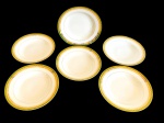 BRENNAND. Seis pratos fundos em porcelana nacional esmaltada na cor branca, decorada com faixa verde e rica ornamentação em ouro, composta por frisos e motivos fitomorfos. Manufatura marcada no verso. Medidas: 4 x 24,5 cm.