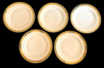 BRENNAND. Cinco pratos rasos em porcelana nacional esmaltada na cor branca, decorada com faixa verde e rica ornamentação em ouro, composta por frisos e motivos fitomorfos. Manufatura marcada no verso. Medidas: 24,5 cm.