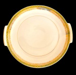 BRENNAND. Prato para bolo em porcelana nacional esmaltada na cor branca, decorada com faixa verde e rica ornamentação em ouro, composta por frisos e motivos fitomorfos. Manufatura marcada no verso. Medidas: 29,5 x 28 cm.