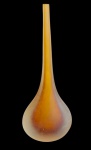 Antigo vaso decorativo em vidro artístico, alongado, acabamento acetinado e coloração em degradê âmbar alaranjado. Medidas: 34 x 13,6 x 7,5 cm.