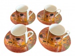 Conjunto de quatro xícaras para café em porcelana, acompanhadas dos respectivos pires, decoradas com reprodução da célebre obra O Beijo (Der Kuss), de Gustav Klimt, em rica policromia com predominância de tons dourados. Manufatura marcada na base.