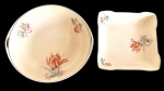 ROSENTHAL, Alemanha. Duas saladeiras em porcelana, de formatos redondo e quadrangular, esmaltadas em tom marfim, decoradas com delicados motivos florais policromados e filetes em prata. Manufatura marcada no verso. Medidas: 6 x 27 x 25 cm e 4 x 20,5 x 20,5 cm.