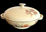 ROSENTHAL, Alemanha. Sopeira  em porcelana esmaltada em tom marfim, decorada com delicados motivos florais policromados e filetes em prata. Manufatura marcada no verso. Medidas:13,5 x 27 x 21,5cm