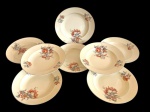 ROSENTHAL, Alemanha. Oito pratos fundos em porcelana, de formatos ovais esmaltadas em tom marfim, decoradas com delicados motivos florais policromados e filetes em prata. Manufatura marcada no verso. Medidas: 4 x 25,5 cm. Um com restauro na borda.